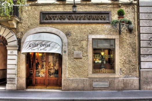 200 yıldır durmaksızın belli belirsiz dumanı tüten sıcacık kahveler yapan Antico Caffe Greco farklı yıllarda da olsa genç sanatçıların Roma’da uğradığı bir yer.Hatta Gogol’un Ölü Canlar eserini buradaki masalardan birinde yazmış.