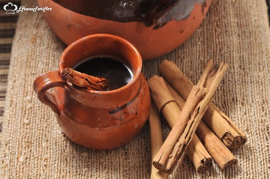 İçerken eğlendiren bir kahve Cafe De Olla,esmer meksika şekeri tarçın çubukları ve meksika kahvesi pişirmeyi de toprak kapta yapınca muhteşem bir tat ortaya çıkıyor