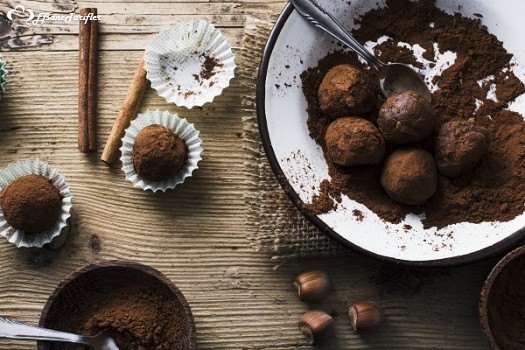 Keklerimizi kahve tozlarında ve kakao tozlarında küçük trüfler hazırlayarak ikram edebiliriz