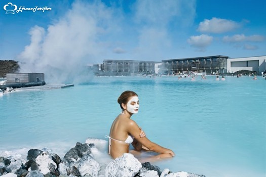 Bayanların özellikle hem güzelleşme hemde sağlık için İzlanda daki Mavi Lagonu ziyaret ediyorlar.İçerisindeki mineraller cildi gençleştirmekte