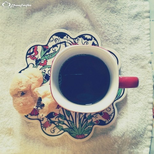 Acı bir kahve  yanında kruvasan.. .❤