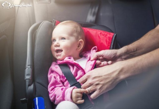 Yapılan araştırmalara göre 40 derece eğime sahip araç içi bebek koltuklarında yarım saatten daha fazla oturan bebek,yatan bebeklere oranla kalp hızları ve solukları artarken, kandaki oksijen seviyeleri ise düşüyor