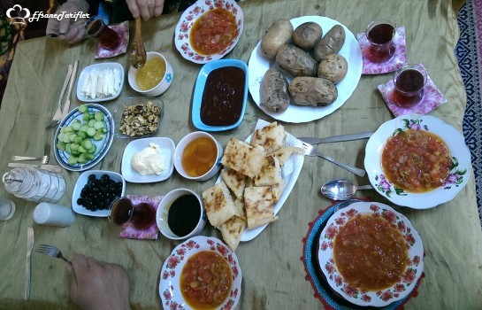 Ailecek kahvaltı bundan güzeli var mı ?
Gömme fırınlanmış patates , bazlama kızartması , acılı yazdan hazırlanmış melemen tabii birde sıcacık çay ... Afiyet olsun :)