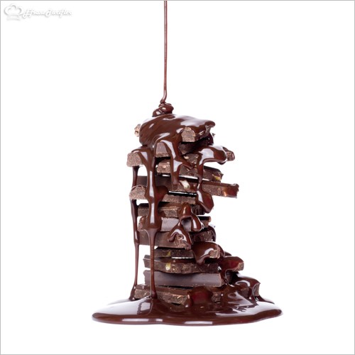 Çikolatanın içindeki maddeler, insanın ruh hali üzerinde olumlu bir etki yaratır. Çünkü çikolata beyindeki serotonin seviyesini artırır ve mutluluk hissi verir. Serotonin insana mutluluk, canlılık ve zindelik hissi veren bir hormondur :)