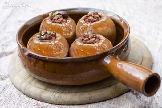  Etli Elma Dolması  Osmanlı mutfağında çok eskiden yapılan elma dolmalarından biridir. Ardahana uğradığınızda yemeyi unutmayınız :)