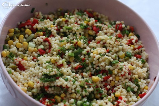 '' Garnitürlü Kuskus Salatası '' nemli irmik buğdayının topçuklar halinde şekillendirilip buğday unuyla kaplanması yöntemiyle hazırlanan makarna türünden yemek :)