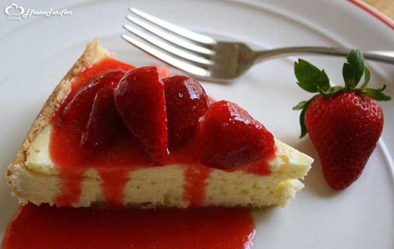 Hiç kimsenin hayır diyemeyeceği bir tat  Çilekli Vanilyalı Cheesecake  :))