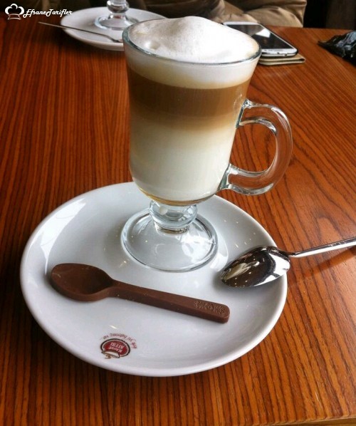 Pazar günü güne mutlu başlamanın tek sırrı sütlü kahve :)