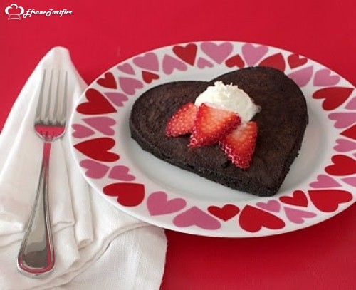 Romantik ve ekonomik bir Sevgililer Günü için aşk temalı çilekli pasta ile sevgilinizi mutlu etmelisiniz...