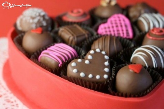 Sevgililer günü çikolatası şekil olarak kalbe benzediği gibi aşk simgesi onların daha yoğun hissetmelerini sağlar. Alacağınız çikolata onun aklını başından alacağına emin olabilirsiniz :)