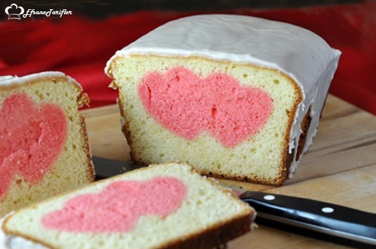 Sevgililer günü için sevgilinize küçük bir sürpriz yapmaya ne dersiniz . Kalpli sevgililer günü keki yapmayı denemelisiniz :)