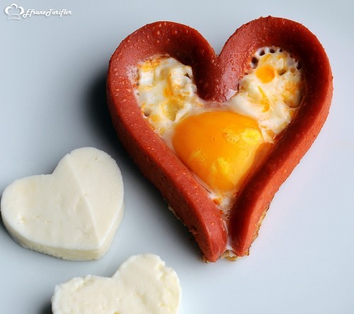 Sevgililer gününde sevgilinize güzel bir kahvaltı hazırlamayı unutmayınız  Yumurtalı Kalpli Sosis  :)