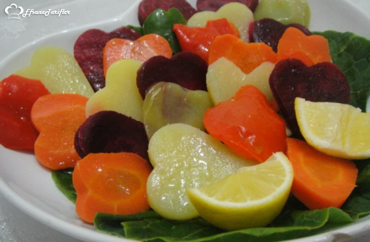 Sevgililer gününe özel sevgilinize ellerinizle hazırlayabilirsiniz. Sebzeli aşk salatası havuçlar, pancarlar ve kerevizler eşliğinde sağlıklı yaşam :)