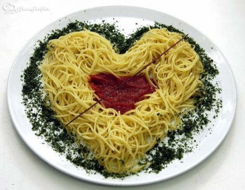 Sevgilinizi mutlu etmek için makarnayı kalp şeklinde hazırlayın ve sevgilinize soslar eşliğinde servis yapın :)