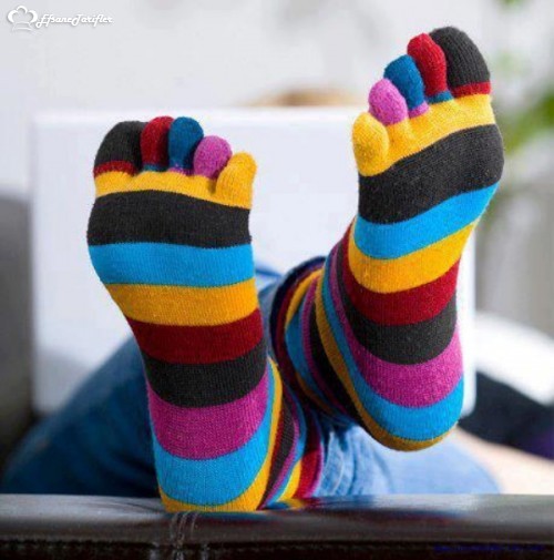 Teri ve nemi emecek türde çoraplar giymek ayak kokusunu önlemek açısından oldukça önemlidir.Çok ince çoraplar kokuya neden olabilir.Pamuklu ve yün çoraplar giymeniz en iyisidir.Bu çoraplar nemi emer ve kokuyu engeller