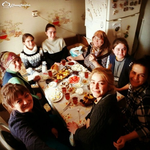 Pazar kahvaltısında Bütün kızlar toplandık toplandık :))