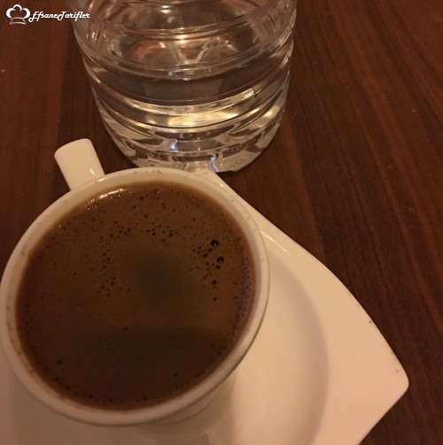 Tarçınlı Türk kahvesi, hem tok tutuyor hem de zayıflamaya yardımcı oluyor. Akşam atıştırmalık istediğinizde, bir tarçınlı kahve yapın iştahınız kesilsin :)